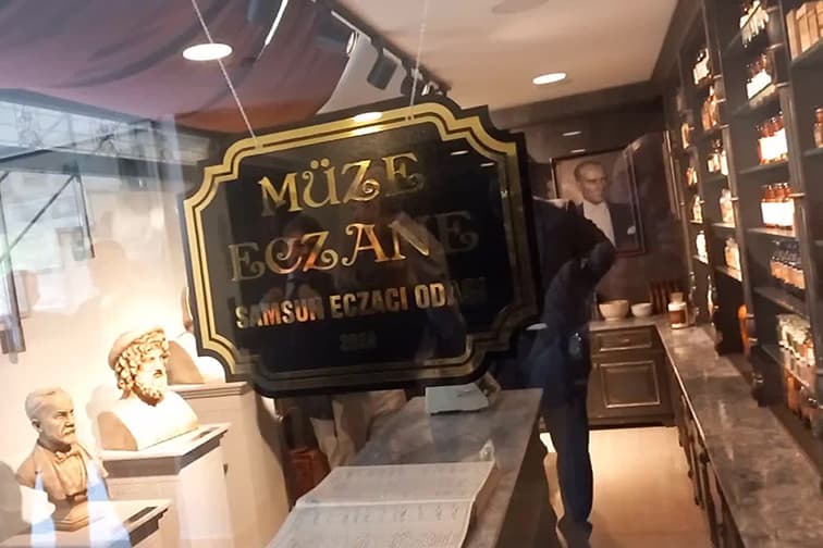 200 yıllık ilaçların sergilendiği “Müze Eczane” Samsun’da açıldı