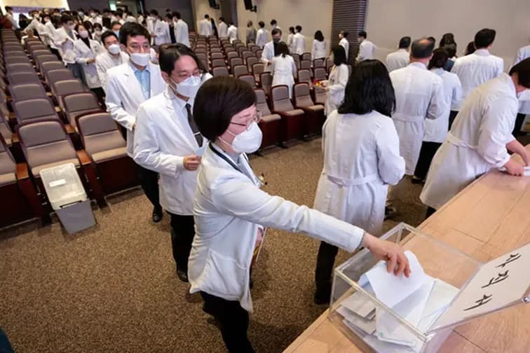 Güney Kore, tıp fakültesi kontenjanlarındaki artış talebini yarıya indirdi