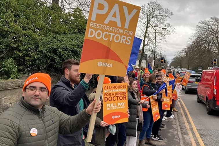 İngiltere'de kıdemli doktorlar hükümetle anlaşıp aylardır süren grevlerini sonlandırdı..
