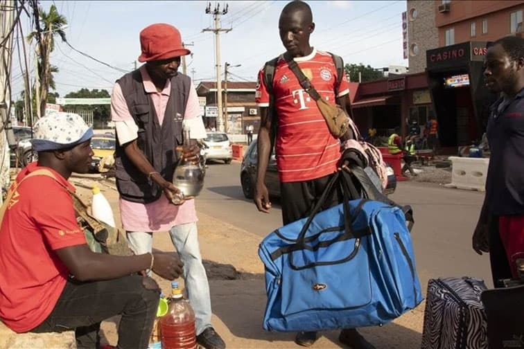 Kamerun’un sokak sokak gezen seyyar şifacıları..